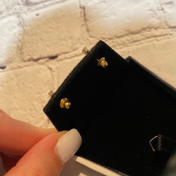 Gold Stud earrings - Picture 2 of 2